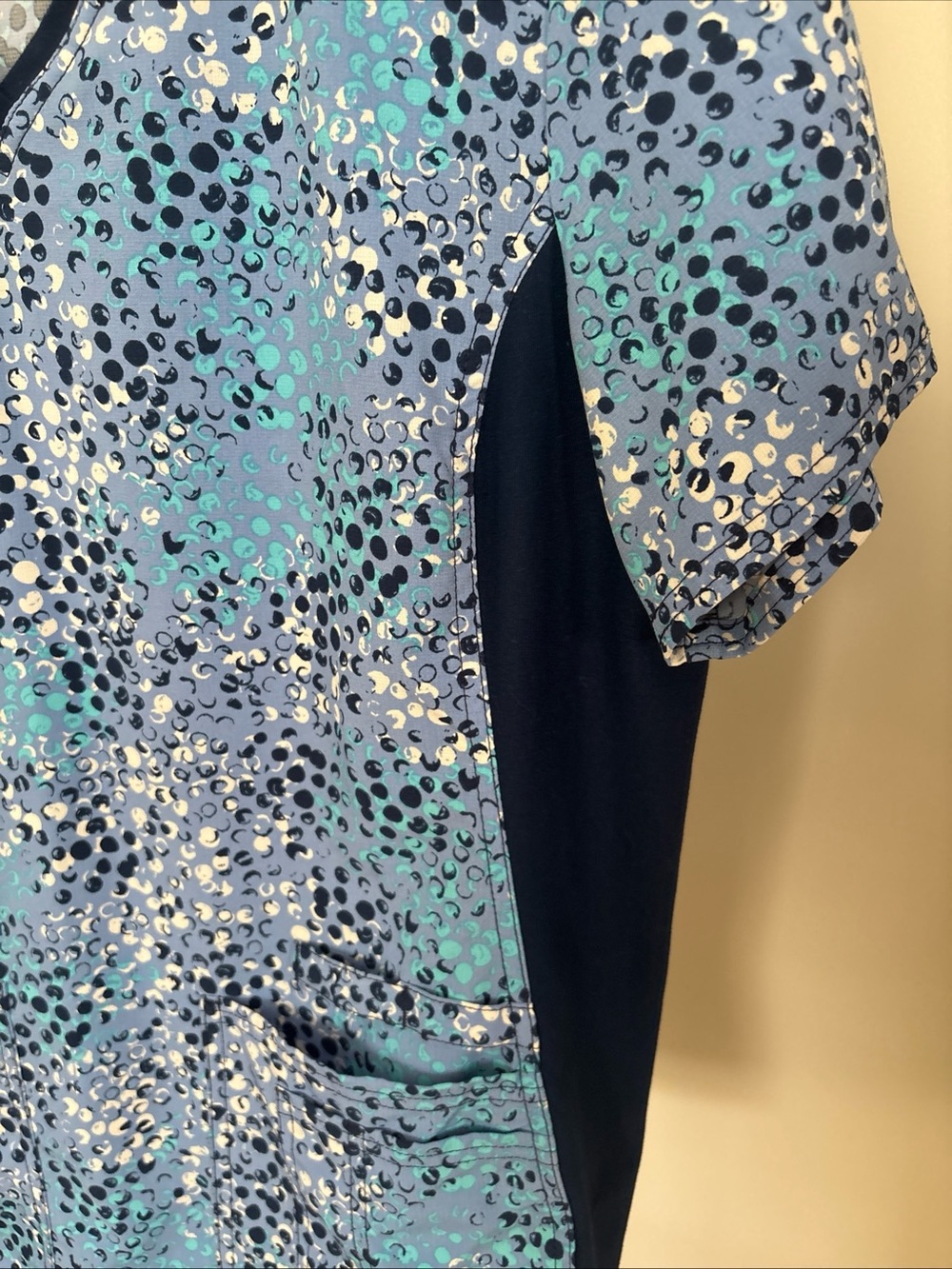 iFlex Cherokee Floral Blue Scrub Top Large V-Neck with Side Panel Short Sleeve - Picture 4 of 7